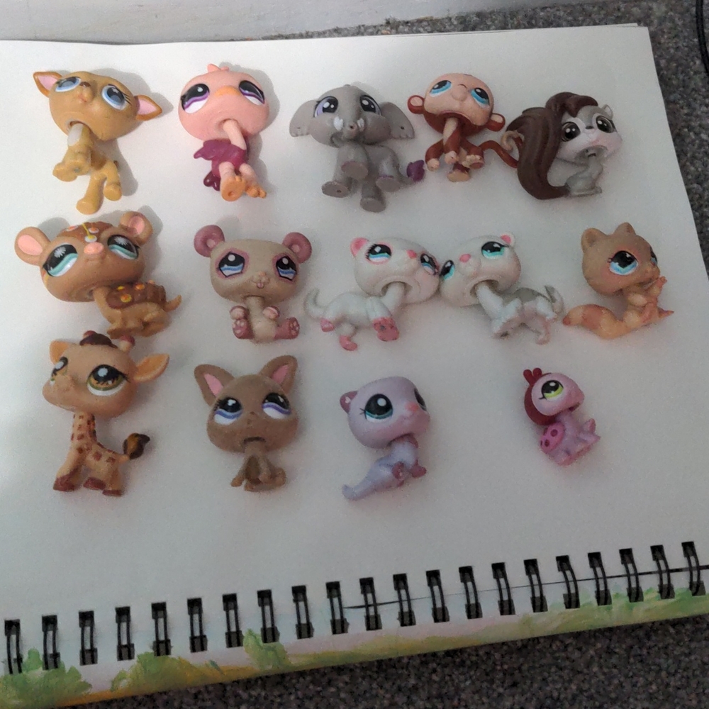 Bundle of littlest pet shops, houses, and accessories - Picture 13 of 17
